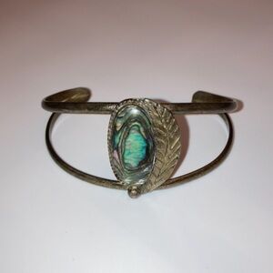 VINTAGE stunning oval abalone single feather silver cuff bracelet made in Mexico